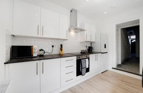 Westoe House | NEW! Stunning 4 Bedroom Home in South Shields by Stay With Us, Perfect for Families & Contractors!, FREE Parking!
