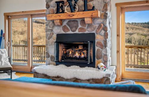 Ellicottville House | New & Stunning Chalet! Reno'd, Hot-Tub, Barrel Sauna, Slope Views, Fire Pit