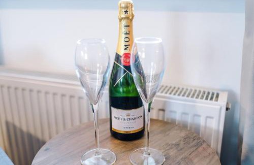 Crewe Apartment | NEW! Stylish 1-Bed Flat in Crewe by 53 Degrees Property - Ideal for Business & Professionals - Sleeps 3!