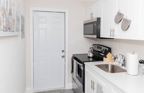 West Park Apartment | NEW!! STYLISH 1 BEDROOM 15 MIN FROM EVERY WHERE