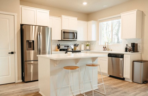 Carver House | New & Stylish 3 Bedroom Home in Quiet Neighborhood