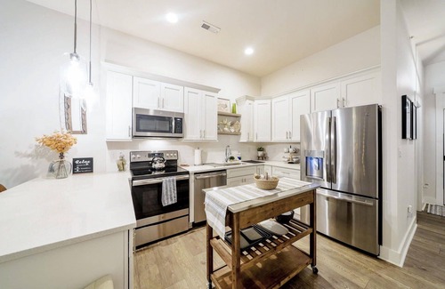 Wendover - Sedgewood Condo | NEW Stylish Getaway Condo- 5 mil to Uptown/3 Smart TV's!