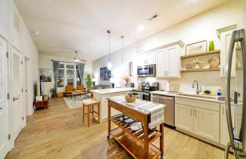 Wendover - Sedgewood Condo | NEW Stylish Getaway Condo- 5 mil to Uptown/3 Smart TV's!