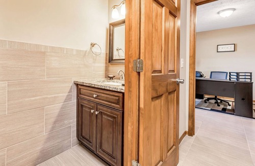 West Chester House | New★ Stylish & Spacious ~ 5★ Location, ♛Royal Beds, | Sleeps 10