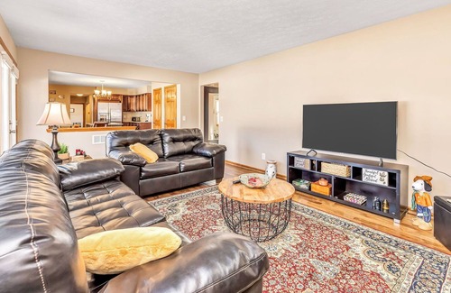 West Chester House | New★ Stylish & Spacious ~ 5★ Location, ♛Royal Beds, | Sleeps 10