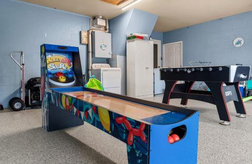 Palma Sola House | NEW Sunshine Getaway Heated Pool Hot Tub Games Villa