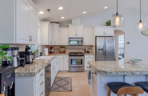 Tolovana Park House | NEW Surf-Inspired Retreat, King Beds, Chef's Kitchen, Outdoor Lounge, Walk to Beach