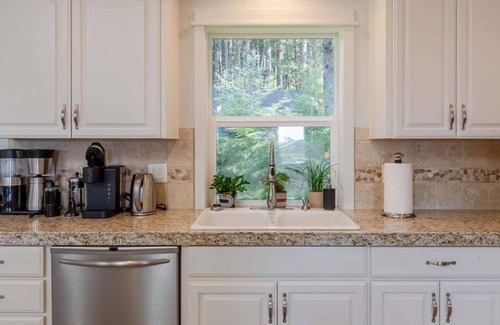 Tolovana Park House | NEW Surf-Inspired Retreat, King Beds, Chef's Kitchen, Outdoor Lounge, Walk to Beach