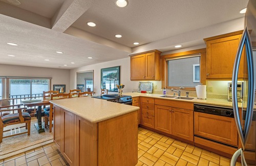 McCall House | New* Tamarack Bay Classic - Lakefront condo - dock - pool - beach