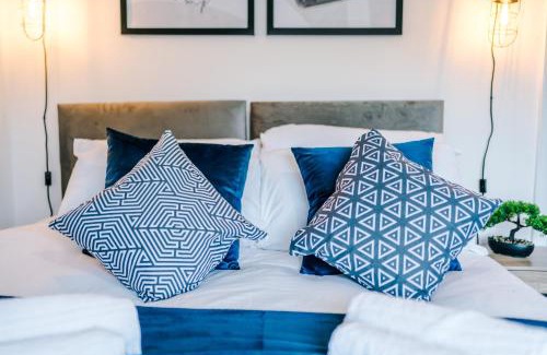 Wigan Apartment | NEW! The Acacia House Lodge - Modern & Stylish 3 Bed By Parydise Properties Ltd - Ideal for families or business stays!