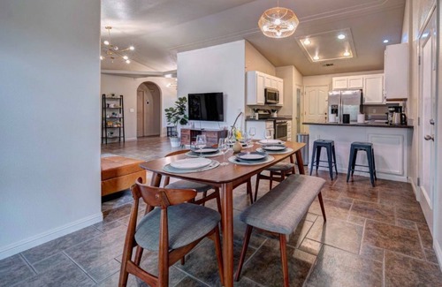 Quail Ridge House | 🏡 *NEW* The Artsy Abode ✨ Hot Tub ♨️ BBQ 🍖Foosball ⚽️