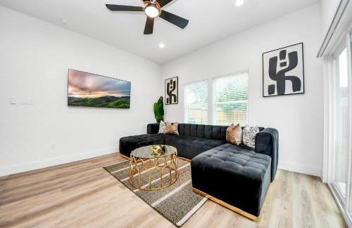 Southeast Houston House | NEW! The Brandōn - Upscale Manor - Garage - Near Medical Center & NRG