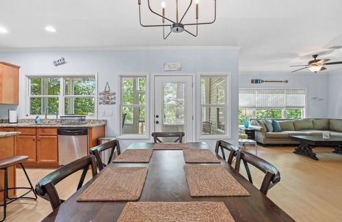 Westminster Hotel | New! The Breeze at Lake Hartwell house w/Dock