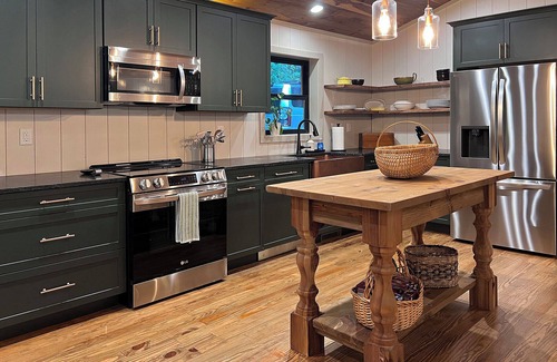 Saluda Cottage | NEW! The Cottage at Whispering Falls: LUXURY & privacy on 7 lush, wooded acres