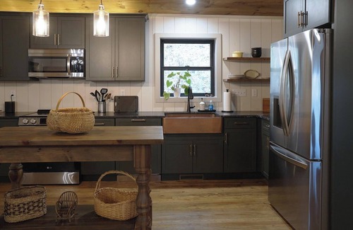 Saluda Cottage | NEW! The Cottage at Whispering Falls: LUXURY & privacy on 7 lush, wooded acres