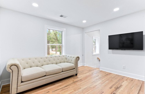 Belvedere Park House | New! The Ellington Escape 5BR 3BA Sleeps 8+