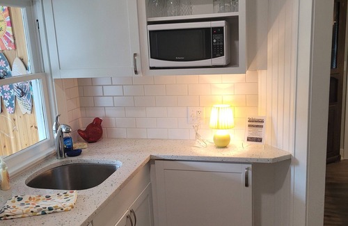 Beulah Cottage | NEW! The Lily Pad on Benzie Blvd. - Super Cute and Great Location! Central Air Conditioning!