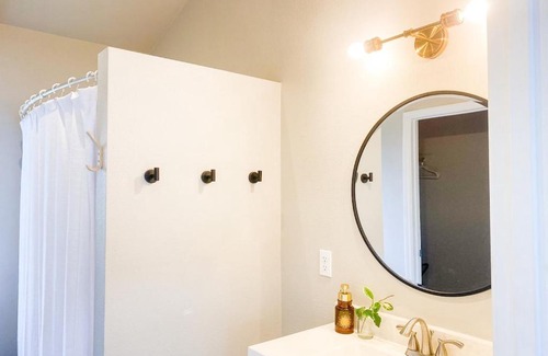 Keaau Apartment | NEW! The Lovely Hibiscus House, 2mi to Ocean!