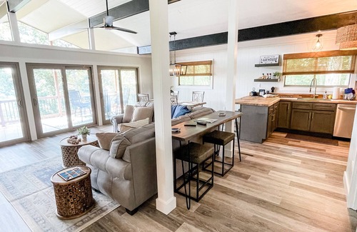Jamestown Cottage | NEW!The Overlook @ Harbor Springs-2 miles from Jtown Marina! Lake Views+Parking