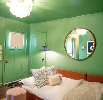North Charleston House | NEW! The Spoonbill House - 2 Kings 1 Full, 10 Minutes to Downtown, 10 minutes to Airport