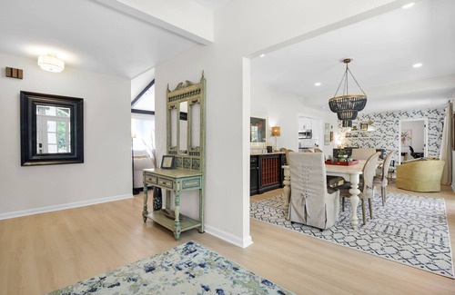 Beaufort House | NEW! The White House, w/2 King Ensuites close to Parris Island and Downtown