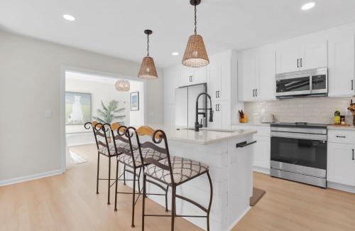 Beaufort House | NEW! The White House, with 2 King Ensuites close to Parris Island and Downtown