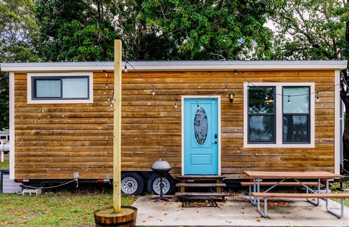 Iona Ski Chalet | New Tiny House - INTRODUCTORY PRICE minutes from Sanibel and Fort Myers Beach!