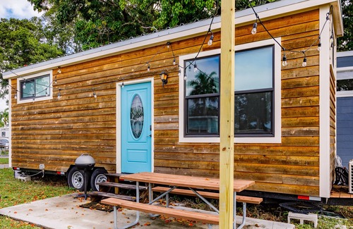 Iona Ski Chalet | New Tiny House - INTRODUCTORY PRICE minutes from Sanibel and Fort Myers Beach!
