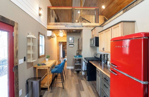 Franklin House | NEW Tiny Retreat: nModern Comfort & Mountain Charm