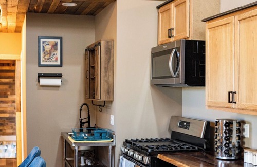 Franklin House | NEW Tiny Retreat: nModern Comfort & Mountain Charm