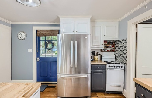 Terrell House | New to VRBO! Charming lakefront cottage with great views!