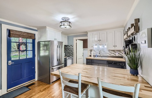 Terrell House | New to VRBO! Charming lakefront cottage with great views!