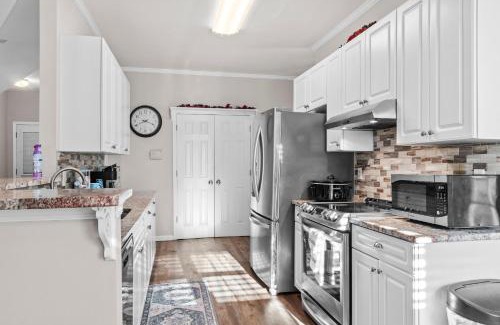 Jefferson House | New to Vrbo Jefferson Poolside Escape w pool