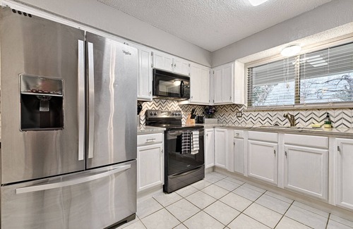 North Richland Hills House | New to Vrbo Pool, Game room w/arcades, Hot tub, Outdoor living, BBQ, firepit