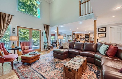 Troutman House | New to VRBO! Shady Cove Retreat