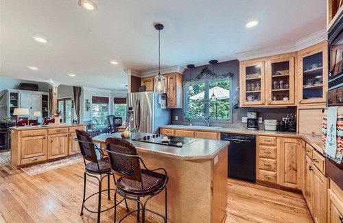 Troutman House | New to VRBO! Shady Cove Retreat
