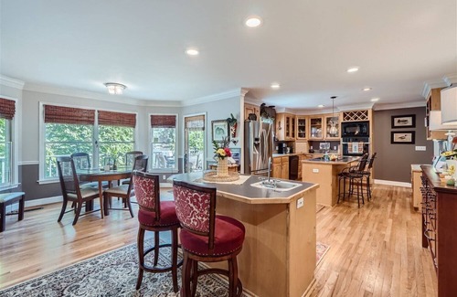 Troutman House | New to VRBO! Shady Cove Retreat