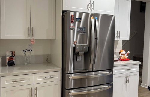 Ontario House | New townhome in lovely Ontario with WiFi, AC Garage Parking