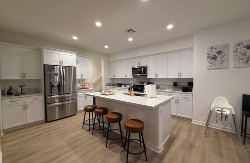 Ontario House | New townhome in lovely Ontario with WiFi, AC Garage Parking