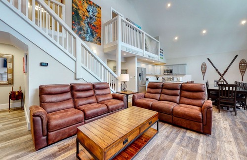 Cranmore Birches House | New townhome w/private hot tub, game room, AC & fireplace - steps to Cranmore