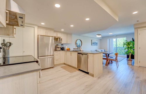 Grandview-Woodland Apartment | New Townhouse w/Private Entrance U028
