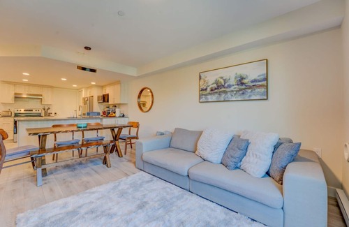 Grandview-Woodland Apartment | New Townhouse w/Private Entrance U028