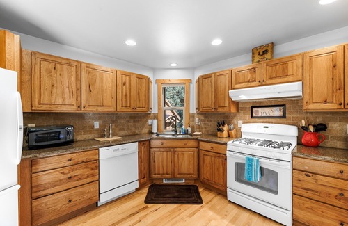 McCall House | New! Tranquil Aspens - near lake, town, parks - expansive deck - pet friendly