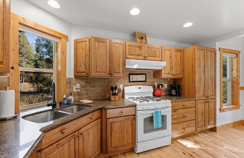 McCall House | New! Tranquil Aspens - near lake, town, parks - expansive deck - pet friendly