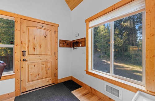 McCall House | New! Tranquil Aspens - near lake, town, parks - expansive deck - pet friendly