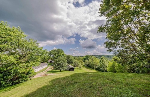 Sharpsburg House | NEW! Tranquil Cozy Getaway in Chesterhill