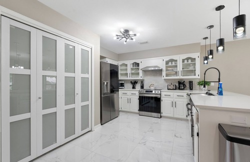 Conway House | New! Trendy & Modern Home w/2 Car Garage