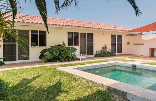 Emiliano Zapata Apartment | NEW! Tropical Garden, Pool, BBQ, Beach 660 mts