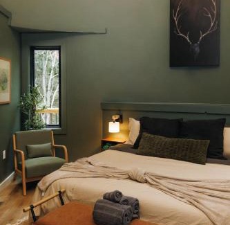 Saint Helens House | NEW Unique Stay w King Beds and Private Hot Tub