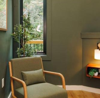 Saint Helens House | NEW Unique Stay w King Beds and Private Hot Tub